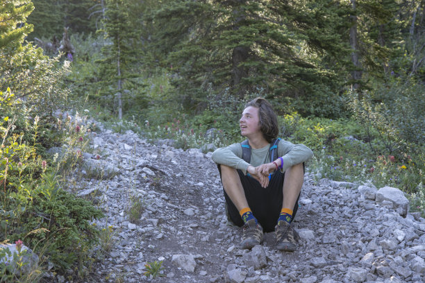 一个十几岁的男孩停在森林里的小路上图片下载