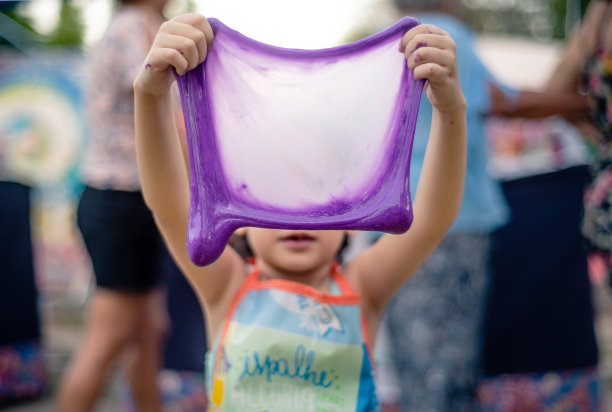 女孩展示现成的黏液。图片下载