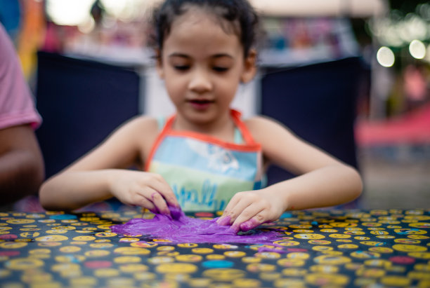 小女孩在玩黏液。图片下载