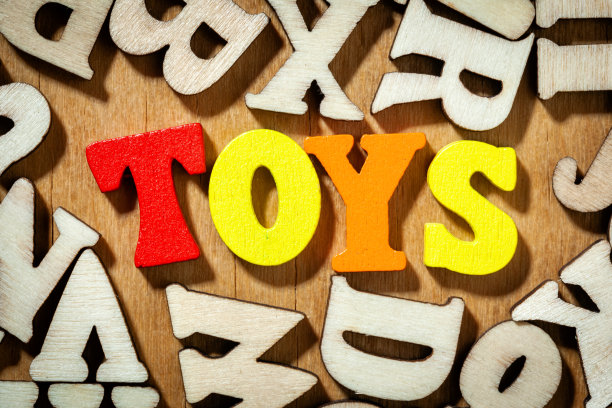 用木制字母拼写“Toys”图片下载