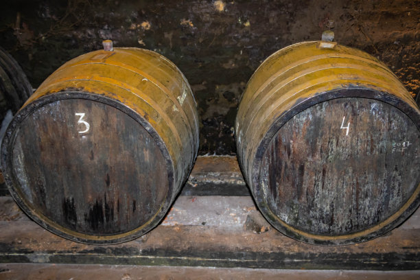酒洞里的旧木桶图片下载