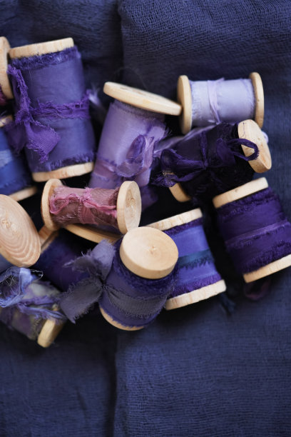 俯视图，不同的深蓝色丝带在粉红色和蓝色的面料图片下载