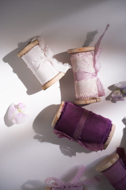 明亮的丝带节日花束在白天白色的背景图片下载