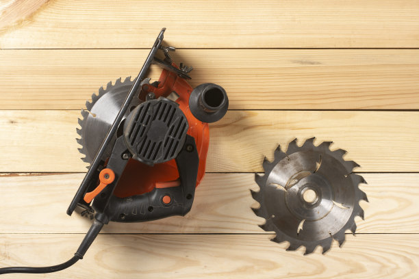 木制背景上的圆锯。图片下载