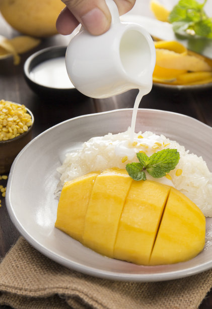 芒果糯米饭，成熟芒果的泰式甜点图片下载