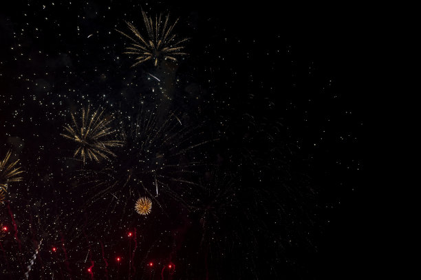 烟火以耀眼的光芒照亮了天空图片下载