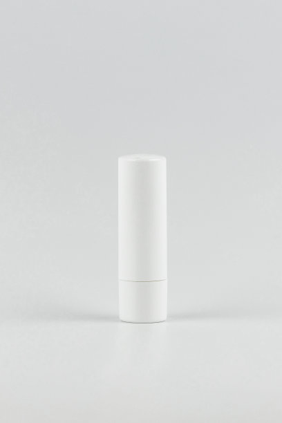 白色的口红管在白色的背景。白色无品牌口红管模拟。品牌标识口红管模型垂直概念。空白的标签图片下载