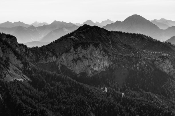 一幅美丽的阿尔卑斯山脉山脊的单色景观。阿尔卑斯山脉。巴伐利亚,德国,欧洲。黑白风格的艺术外观。图片下载