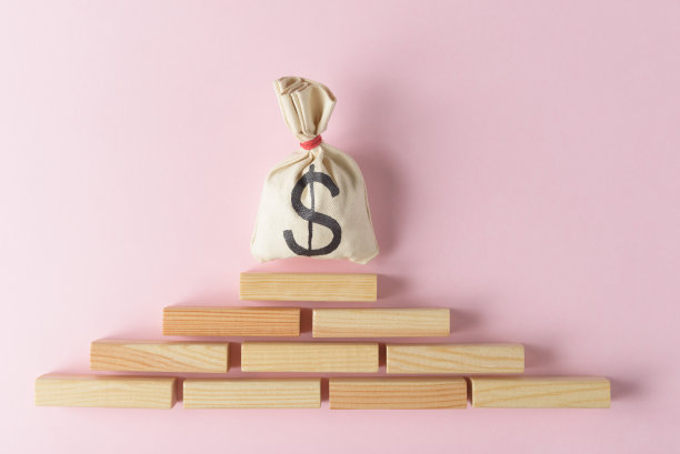 钱袋与美元符号在空白的木制家伙金字塔图片下载