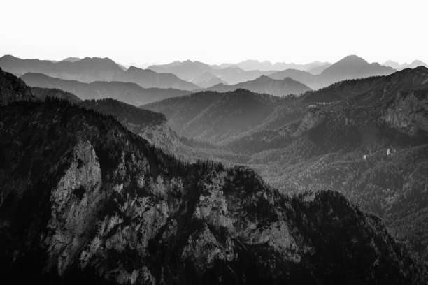 一幅美丽的阿尔卑斯山脉山脊的单色景观。阿尔卑斯山脉。巴伐利亚,德国,欧洲。黑白风格的艺术外观。图片下载