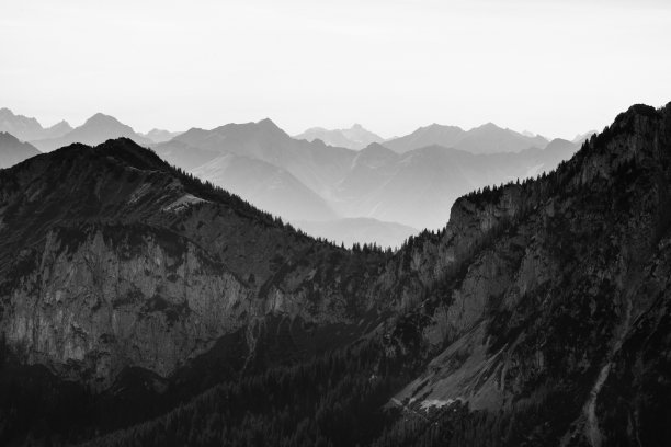 一幅美丽的阿尔卑斯山脉山脊的单色景观。阿尔卑斯山脉。巴伐利亚,德国,欧洲。黑白风格的艺术外观。图片下载