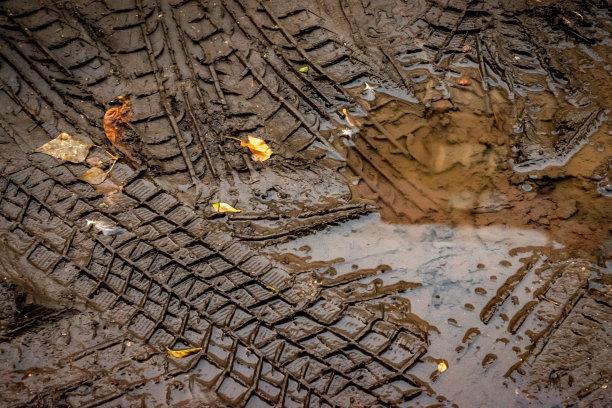车轮在泥土地面上的履带泥坑图片下载