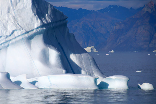 丹麦格陵兰岛Uummannaq峡湾的冰山图片下载