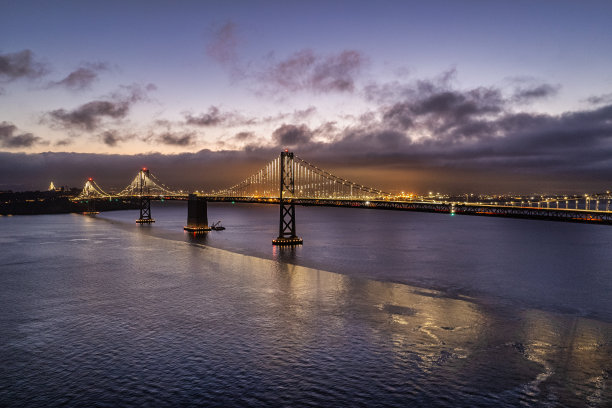夜间鸟瞰海湾大桥图片下载