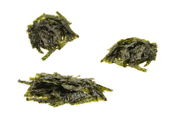 美味的紫菜海藻孤立在白色背景。图片下载