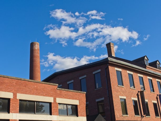 在北安多弗，翻新的旧磨坊建筑的屋顶结构现在被用作现代商业图片下载