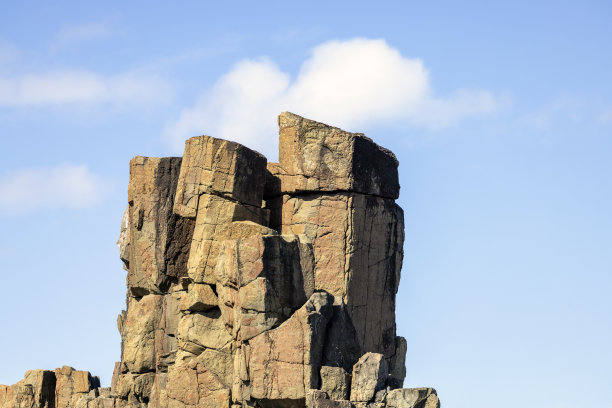 玄武岩火山柱，背景与复制空间图片下载