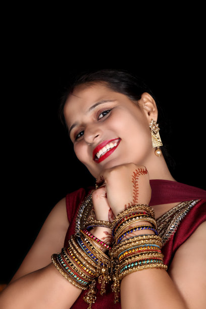 快乐的妇女画像在karwa chauth节日图片下载