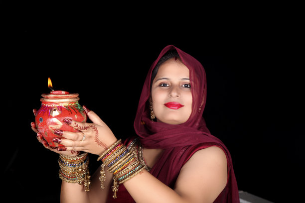 漂亮的女人在karwa chauth节日期间在家里摆肖像图片下载