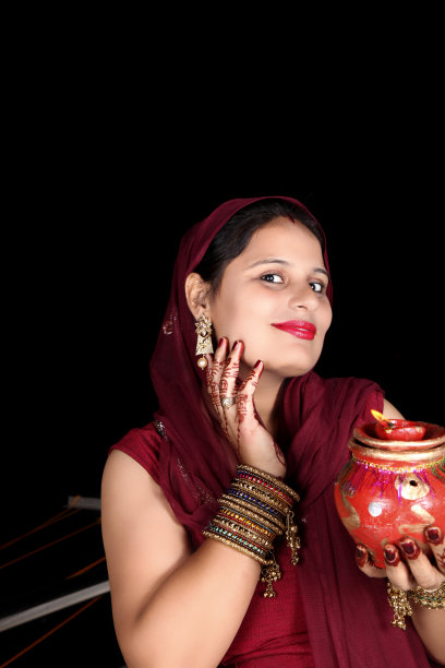 漂亮的女人在karwa chauth节日期间在家里摆肖像图片下载