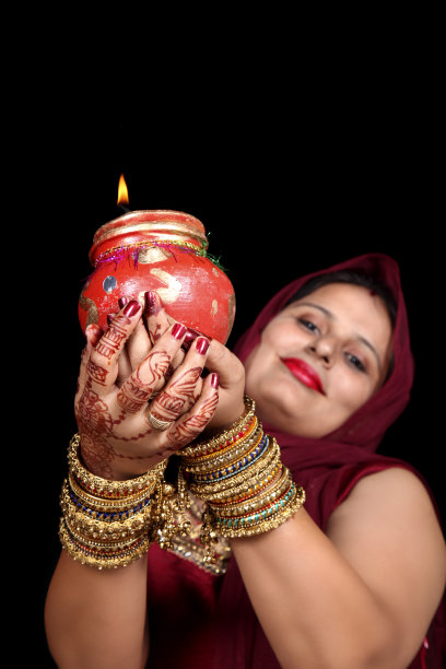 漂亮的女人在karwa chauth节日期间在家里摆肖像图片下载