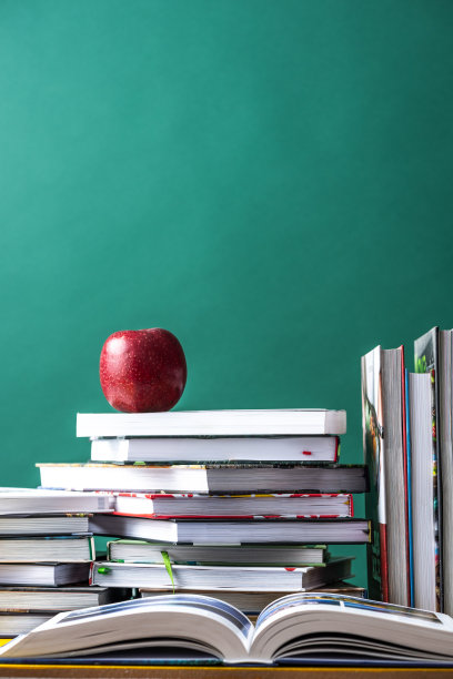 在家学习，学习和阅读书籍的背景图片下载