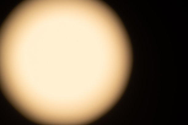 发光的球在黑色背景图片下载