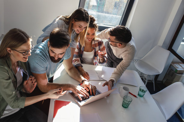 软件开发人员在会议室开会。他们讨论未来的项目。图片下载