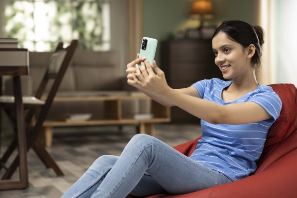 年轻女子用手机，照片图片下载