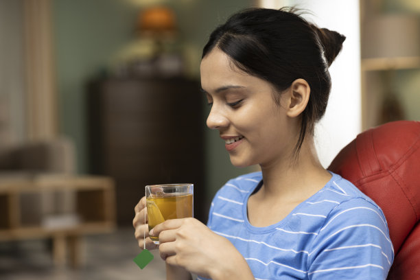 年轻女子喝绿茶，库存照片图片下载