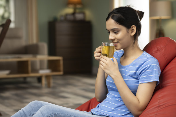 年轻女子喝绿茶，库存照片图片下载