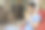 年轻女子喝绿茶，库存照片图片下载