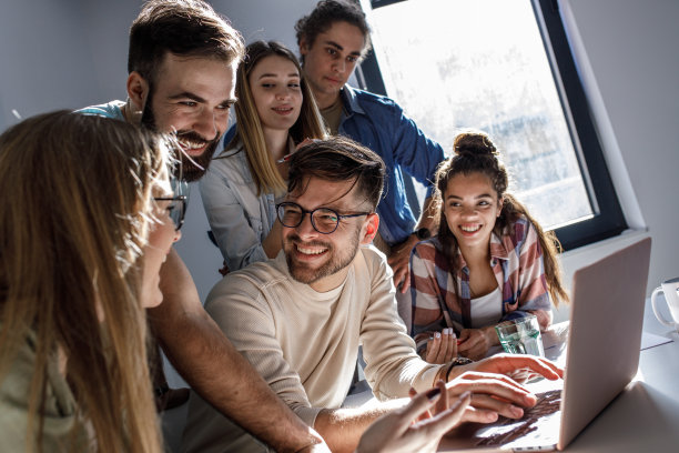 软件开发人员在会议室开会。他们讨论未来的项目。图片下载