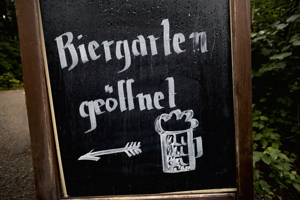 招牌上写着啤酒花园开放，尽管下雨图片下载