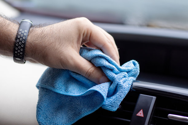 用超细纤维布和喷雾剂手工清洁汽车内饰图片下载