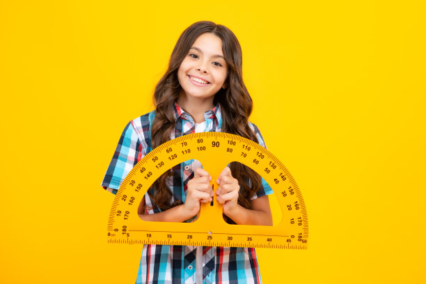 十几岁的儿童、女学生拿着标尺上几何课。测量身高。测量设备。小孩子学数学。知识的一天。图片下载