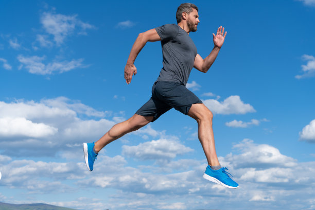 充满了能量。感觉自由。马拉松的速度。忍耐力和持久力。年轻和自由。图片下载