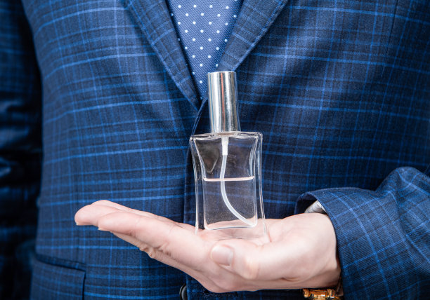 清新清香，适合日常使用。男士手上拿着香水瓶。香水喷雾。淡香水图片下载