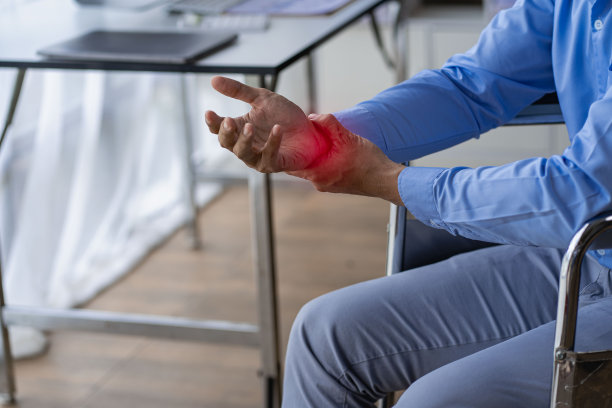 手腕疼得像轮椅一样的商人在家庭办公室工作图片下载