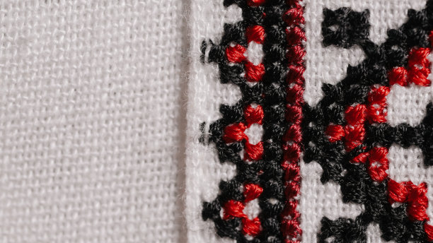 手工刺绣的乌克兰衬衫。几何装饰，乌克兰古老传统的正宗服装。彩色屏幕保护程序，vyshyvanka。民族工艺图片下载