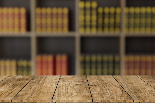 图书馆旧书书架上有木桌空间，供学习教育背景图片下载
