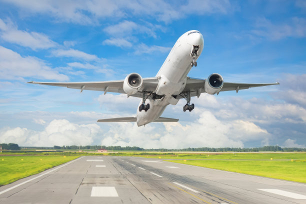 大型商业客机从跑道上快速起飞。图片下载