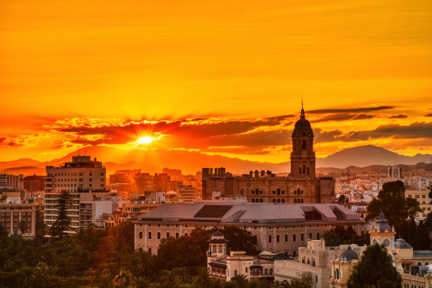 马拉加老城鸟瞰图，日落时的马拉加大教堂图片下载