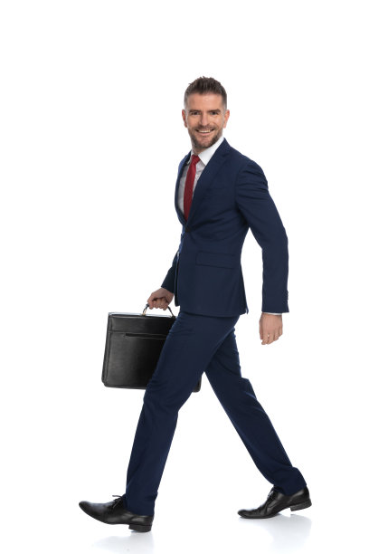 商人走着，脸上带着微笑图片下载