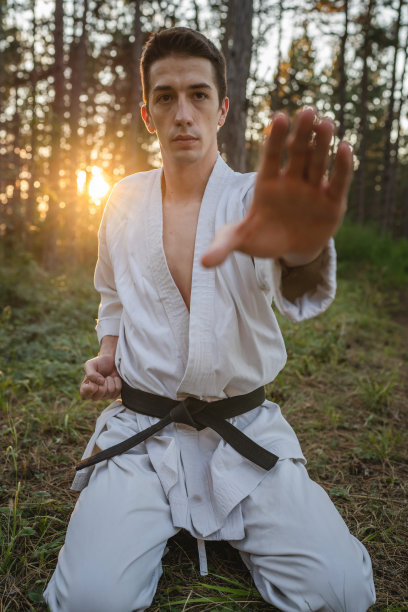 一个白种人空手道训练空手道在森林在白天的自然图片下载