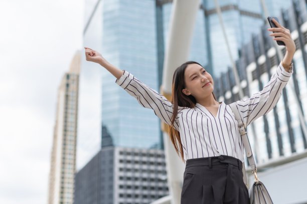 亚洲年轻漂亮的女商人在去商业区办公室的路上愉快地用手机自拍和视频通话图片下载