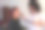一名年轻女子正在接受专业化妆师的万圣节化妆图片下载