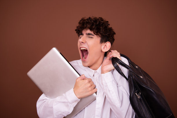 快乐和愤怒。有趣的家伙带着笔记本电脑。图片下载