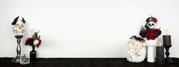 万圣节哥特式优雅的架子装饰与复制空间对白色的墙旗帜背景图片下载