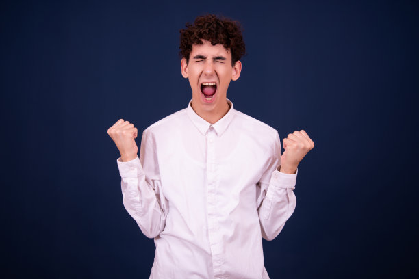 一个有魅力的家伙的有趣情绪。图片下载